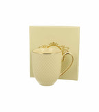 tasse écru raffinée avec coffret cadeau