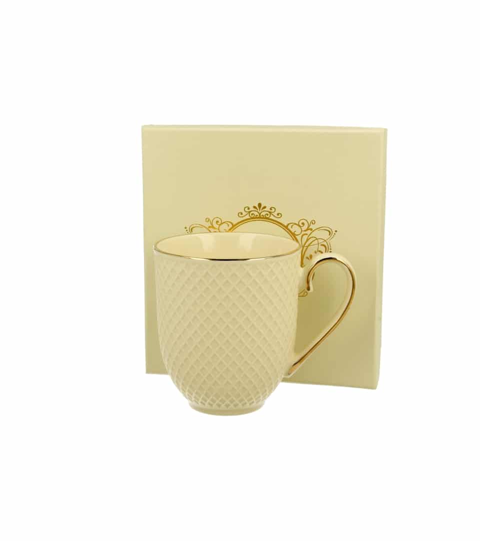 tasse écru raffinée avec coffret cadeau