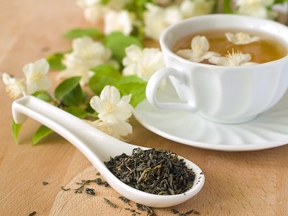 Tasse de thé au jasmin Sol à Sol avec fleurs