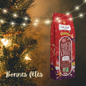 Infusion de Noël cacao vanille Sol à Sol sachet de 100g à côté d'un arbre de Noël